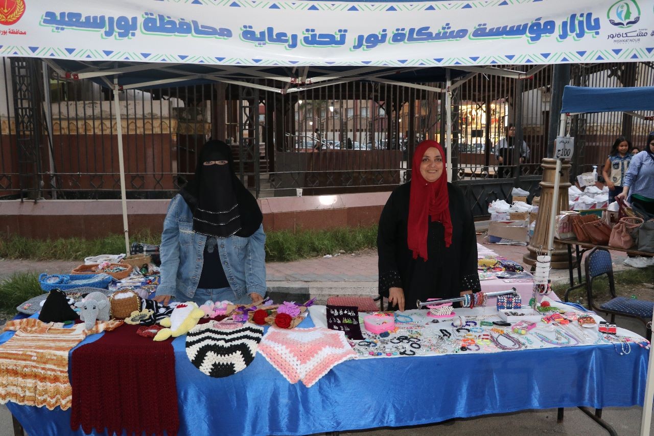 اللواء عادل الغضبان والدكتورة نور الهدى الجمّال يفتتحان المعرض الصيفي لصغار التجار والحرف اليدوية