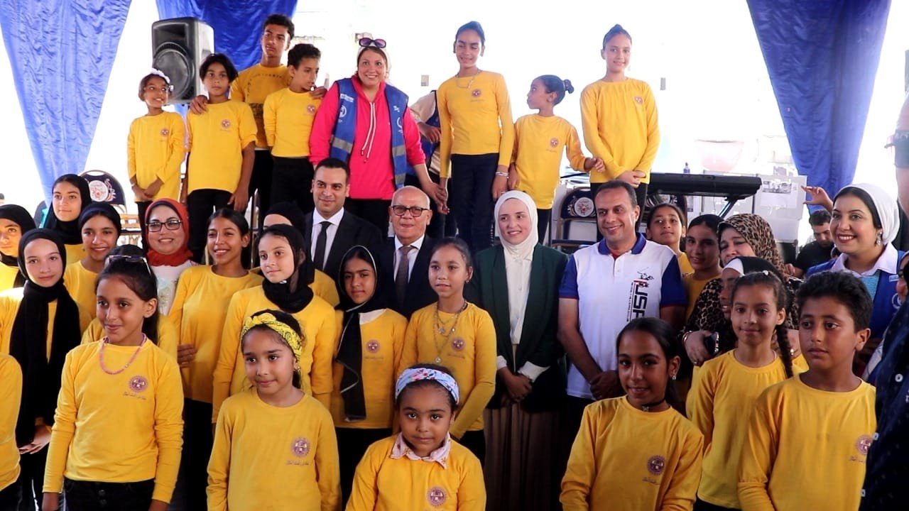 وسط احتفالات الآلاف من أهالي المنطقة، لـ/ عادل الغضبان، محافظ بورسعيد، ود/ نور الهدى الجمّال ، رئيس مؤسسة مشكاة نور، يفتتحان المرحلة الثانية لتطوير منطقة فاطمة الزهراء