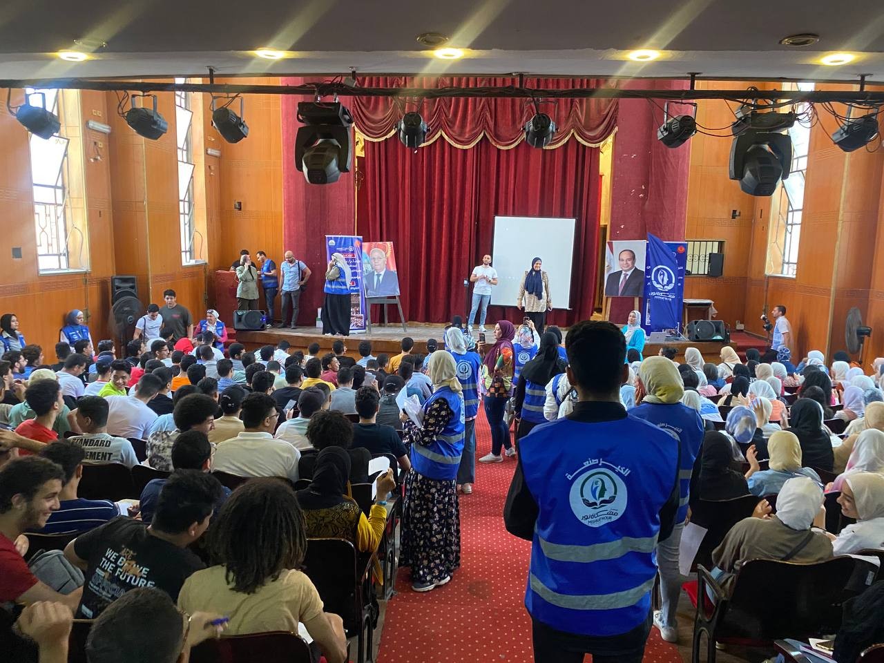 تغطية جريدة الميدان "لقوافل مراجعات الثانوية العامة والإعدادية" بعد النجاح الكبير الذي حققته والحضور الكثيف من الطلاب.