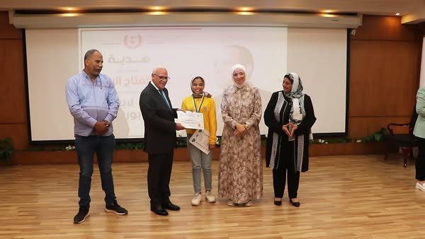 محافظ بورسعيد يشكر الرئيس السيسي خلال تسليم الأُسر الأولى بالرعاية إيصالات سداد التأمين الصحي ومتأخرات الإيجارات