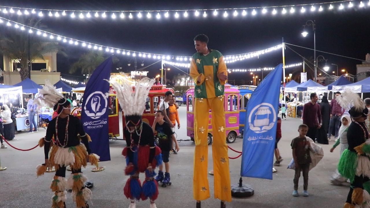 اللواء عادل الغضبان والدكتورة نور الهدى الجمّال يفتتحان المعرض الصيفي لصغار التجار والحرف اليدوية