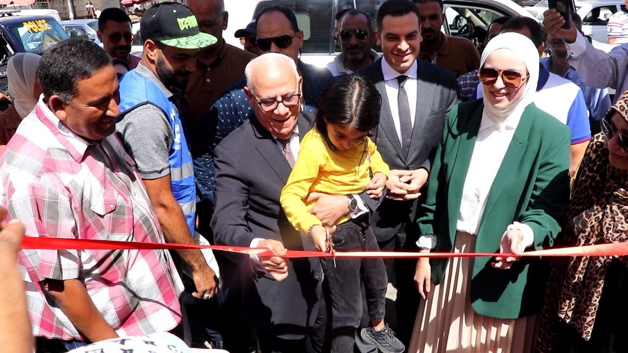 وسط احتفالات الآلاف من أهالي المنطقة، لـ/ عادل الغضبان، محافظ بورسعيد، ود/ نور الهدى الجمّال ، رئيس مؤسسة مشكاة نور، يفتتحان المرحلة الثانية لتطوير منطقة فاطمة الزهراء