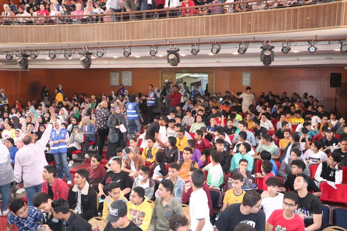 لأول مرة للشهادة الإعدادية ما يقرب من ١٧٠٠ طالب وطالبة.. إقبال كبير على قوافل مراجعة مواد الشهادة الإعدادية في يومها الأول.