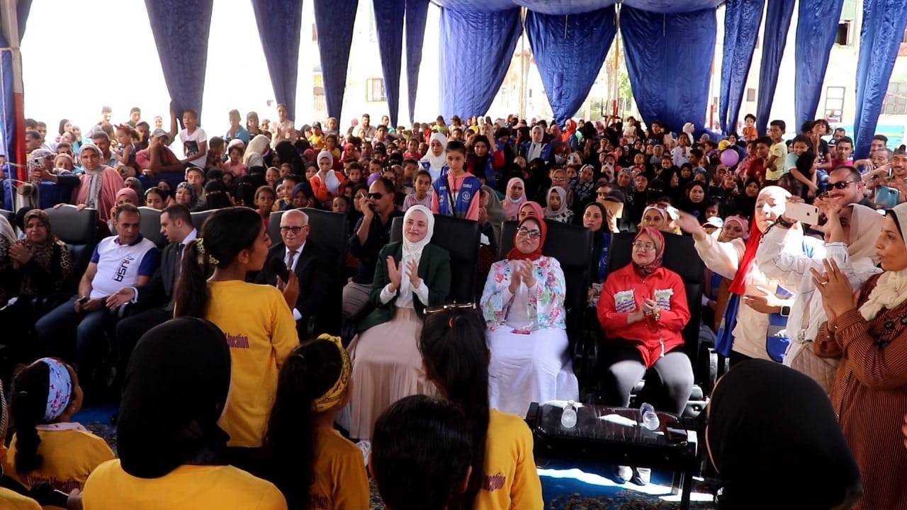 وسط احتفالات الآلاف من أهالي المنطقة، لـ/ عادل الغضبان، محافظ بورسعيد، ود/ نور الهدى الجمّال ، رئيس مؤسسة مشكاة نور، يفتتحان المرحلة الثانية لتطوير منطقة فاطمة الزهراء