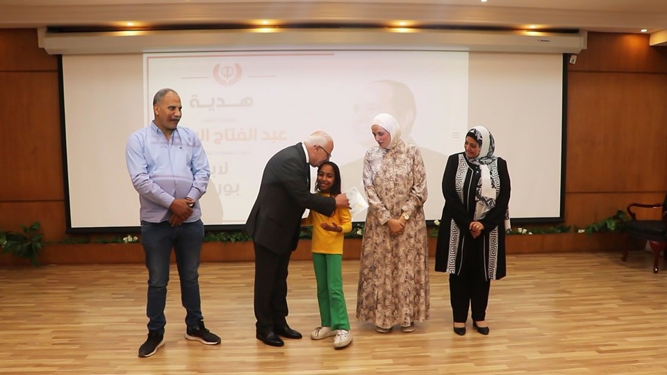 محافظ بورسعيد يشكر الرئيس السيسي خلال تسليم الأُسر الأولى بالرعاية إيصالات سداد التأمين الصحي ومتأخرات الإيجارات.