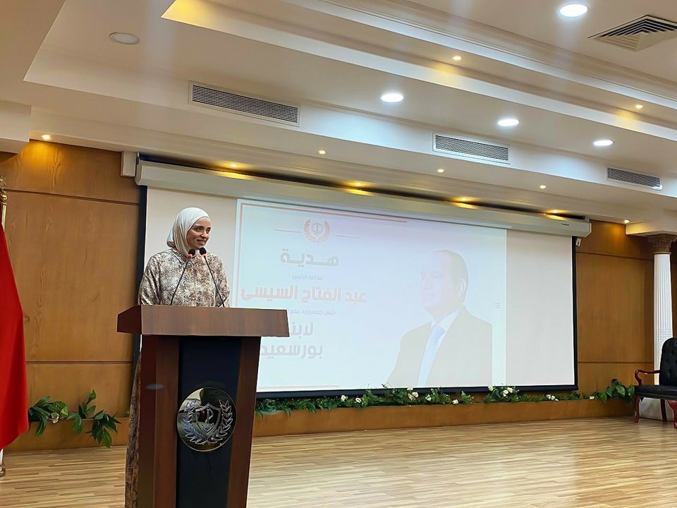 محافظ بورسعيد يشكر الرئيس السيسي خلال تسليم الأُسر الأولى بالرعاية إيصالات سداد التأمين الصحي ومتأخرات الإيجارات.