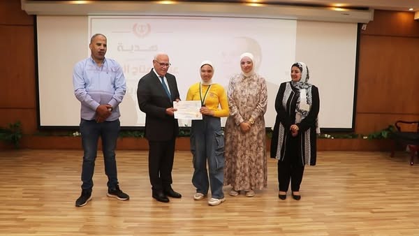 محافظ بورسعيد يشكر الرئيس السيسي خلال تسليم الأُسر الأولى بالرعاية إيصالات سداد التأمين الصحي ومتأخرات الإيجارات