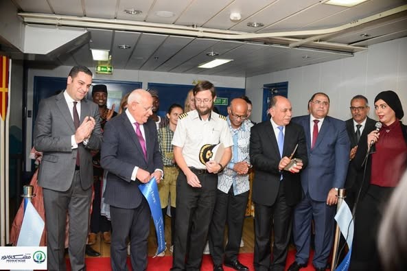 استقبال رسمي وشعبي لأكبر مكتبة عائمة في العالم