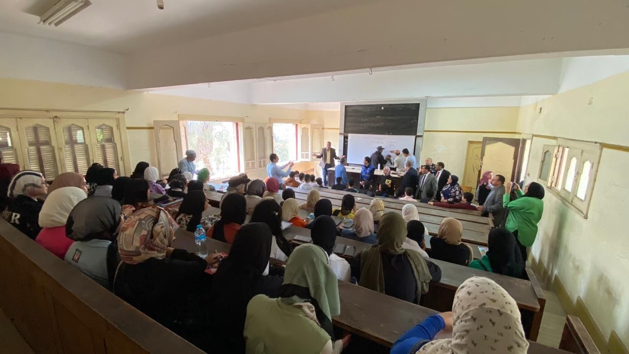 لأول مرة للشهادة الإعدادية ما يقرب من ١٧٠٠ طالب وطالبة.. إقبال كبير على قوافل مراجعة مواد الشهادة الإعدادية في يومها الأول.