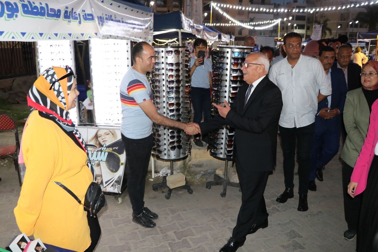 اللواء عادل الغضبان والدكتورة نور الهدى الجمّال يفتتحان المعرض الصيفي لصغار التجار والحرف اليدوية