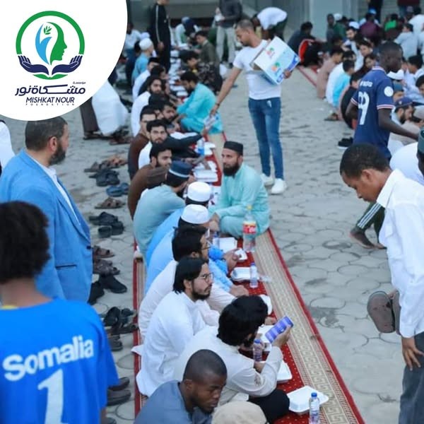 مركز تطوير تعليم الطلاب الوافدين يقيم إفطارًا جماعيًّا لأكثر من ألف طالب بالتعاون مع مؤسسة مشكاة نور العلم والتنوير الثقافية