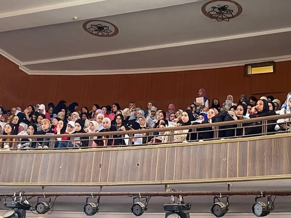 أكثر من 3000 طالب وطالبة يحضرون مراجعة مادة اللغة الإنجليزية