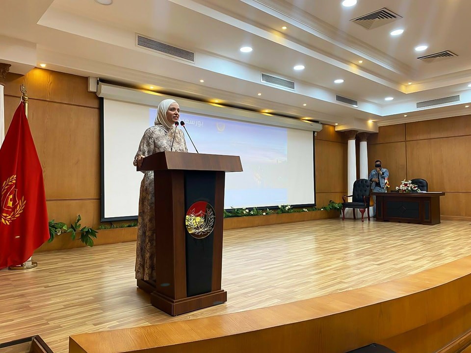 محافظ بورسعيد يشكر الرئيس السيسي خلال تسليم الأُسر الأولى بالرعاية إيصالات سداد التأمين الصحي ومتأخرات الإيجارات.