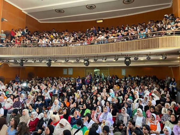 أكثر من 3000 طالب وطالبة يحضرون مراجعة مادة اللغة الإنجليزية